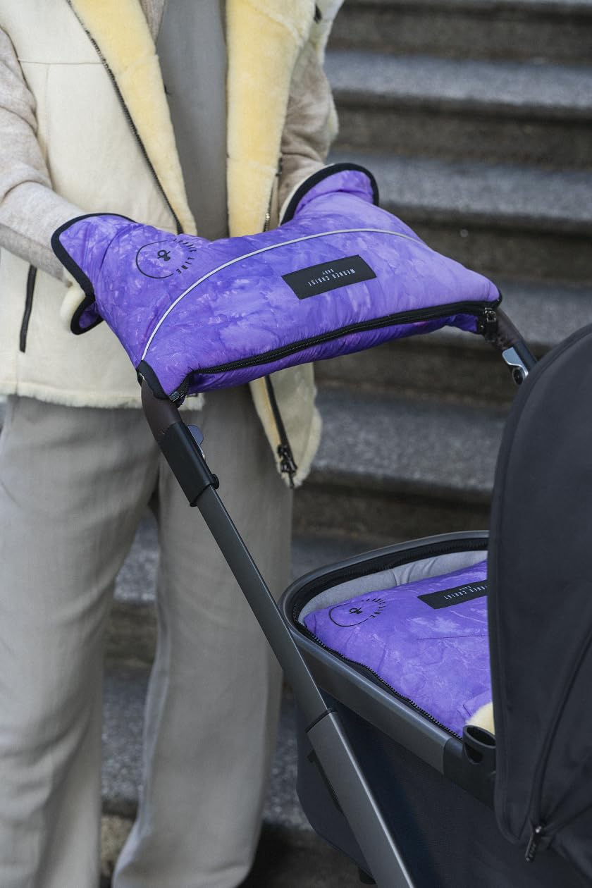 Kinderwagen-Muff aus Lammfell von WERNER CHRIST BABY - MOFFY ICONIC LINE ist der ideale Handwärmer für Buggys aus medizinischem Fell, einfache Handhabung, Handmuff in violet