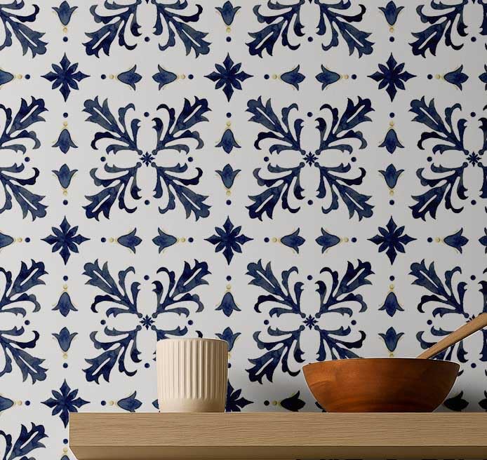 Papier peint bleu floral abstrait pour sublimer une entrée chaleureuse et une crédence tendance