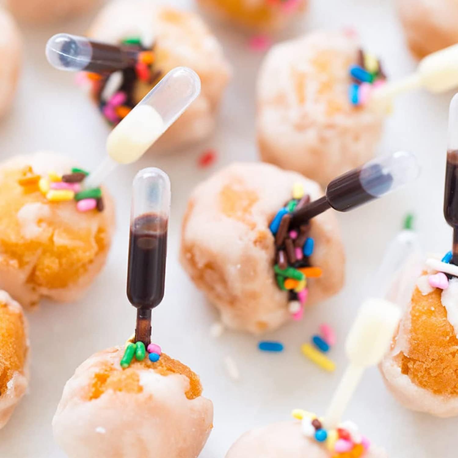 EKIND Plastic Squeeze Transfer Pipettes Suitable for Chocolate, Cupcakes, Strawberries, Ice Cream, Cakes, Children's Painting, Kitchen (0.2ml, Gradulated, Pack of 50)