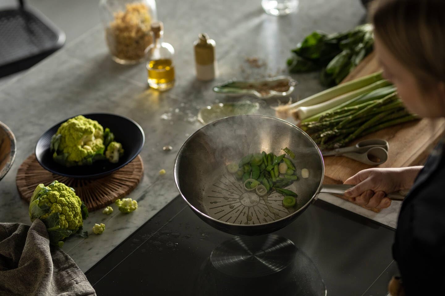 Fiskars Wok, Ø 28 cm / 4,5 L, Czysta stal, Niepowlekana patelnia, Nadaje się do wszystkich płyt grzewczych, Stal nierdzewna z recyklingu, Srebrny, 1065629