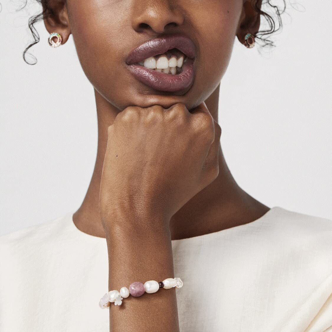 TOUS Pulsera de Perlas, Granate, Rodonita y Cuarzo para Mujer con Motivo de Oso en Plata de Primera Ley, 17,5 cm de Largo, Elegante y Clásica, Colección Pearl