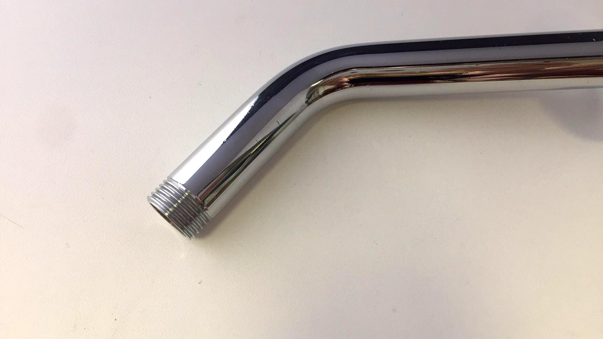 Braccio di Sostegno per Doccia Inclinato a 45° in Ottone Cromato – Lunghezza 10 cm, Ideale per Soffioni Doccia a Muro, Compatto e Robusto