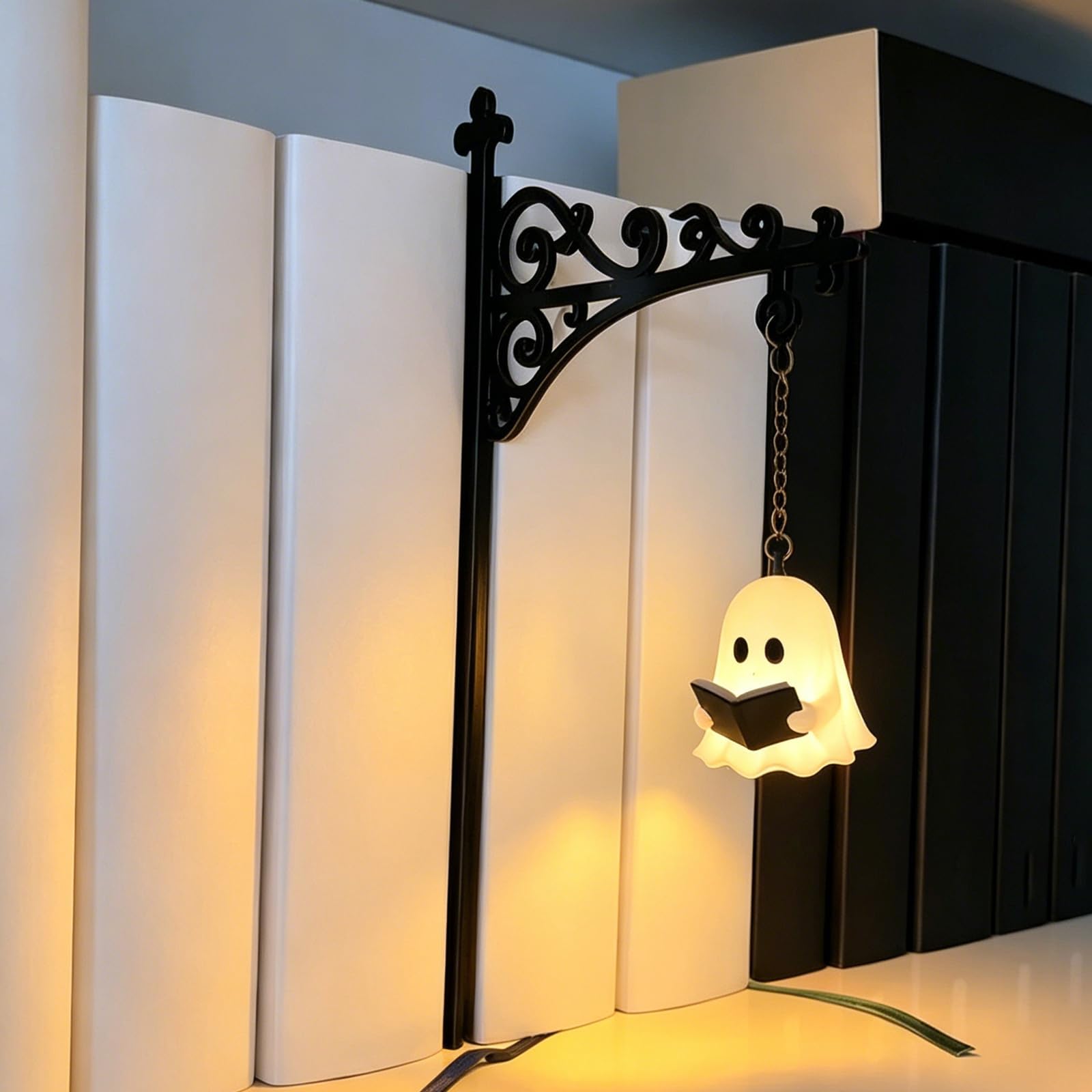 Vintage Ghost Bookshelf Lantern, Warm LED Mini Hanging Nightlight, Portable Reading Lamp, Spooky Halloween Ornament for Shelf & Indoor Tabletop Decor