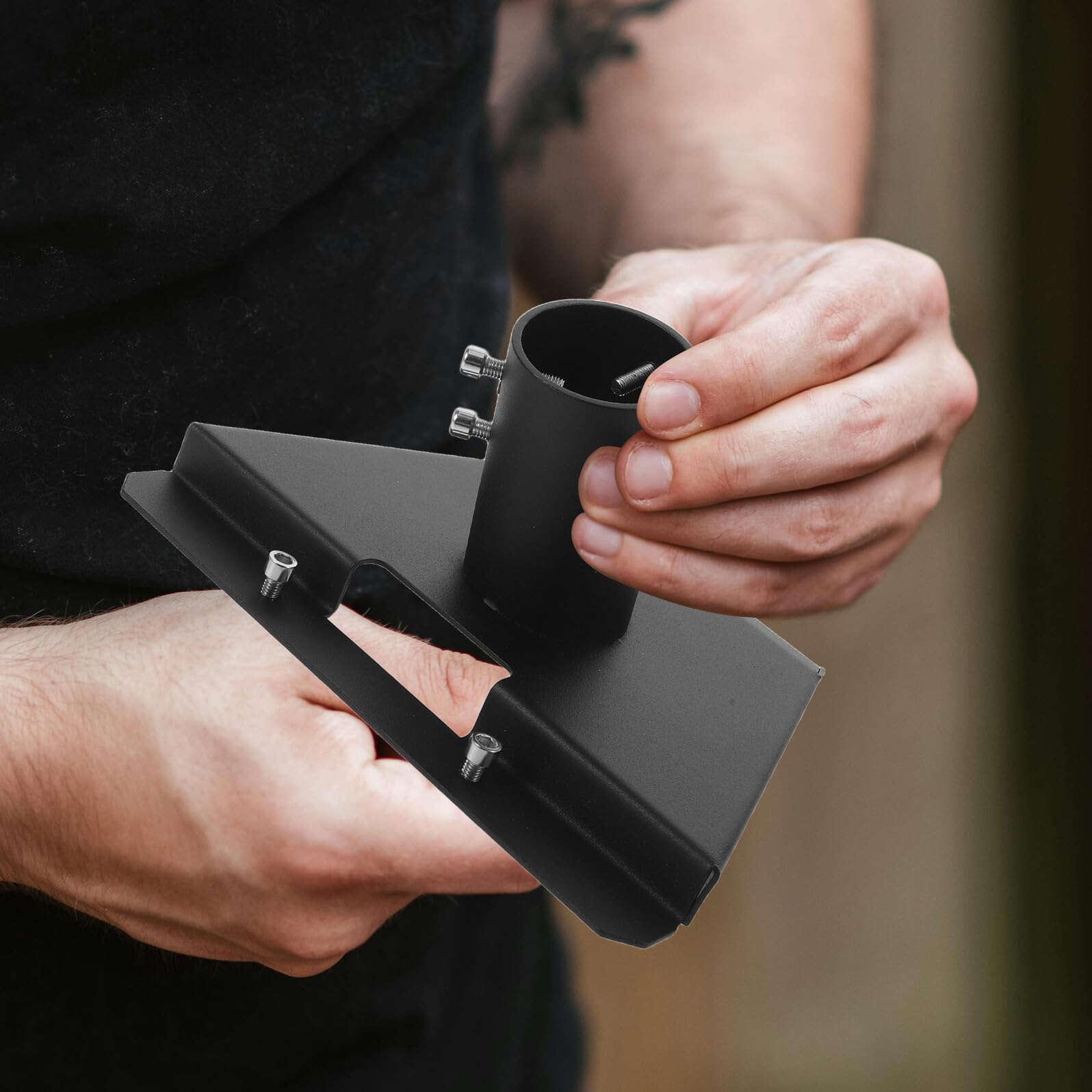 Staffa Antenna Mini in Ferro Nero per Installazione Sicura su Palo Metallico da 28mm a 54mm, Resistente alle Intemperie, per Montaggio a Parete o Tetto