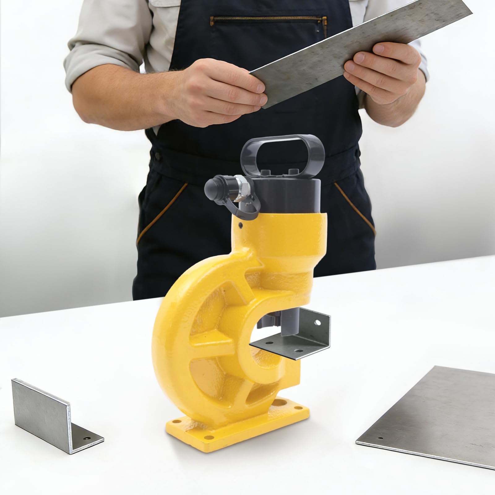 Perforatrice idraulica 31T, con 4 fustelle | Regolabile per fori di diverse dimensioni con 4 matrici e sporgenza di 95 mm per punzonare con precisione molti materiali.