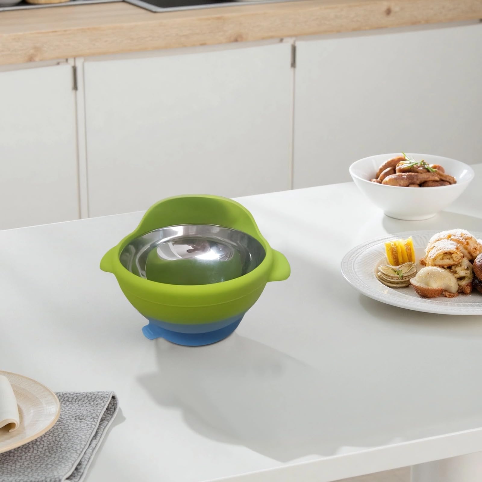 Adaptive Bowl für besonderen Bedarf, Grün, Silikonschüssel mit Edelstahl innen, auslaufsicher, Saugfuß, griffige Henkel und hohe Ränder für Senioren und Personen mit eingeschränkter Mobilität