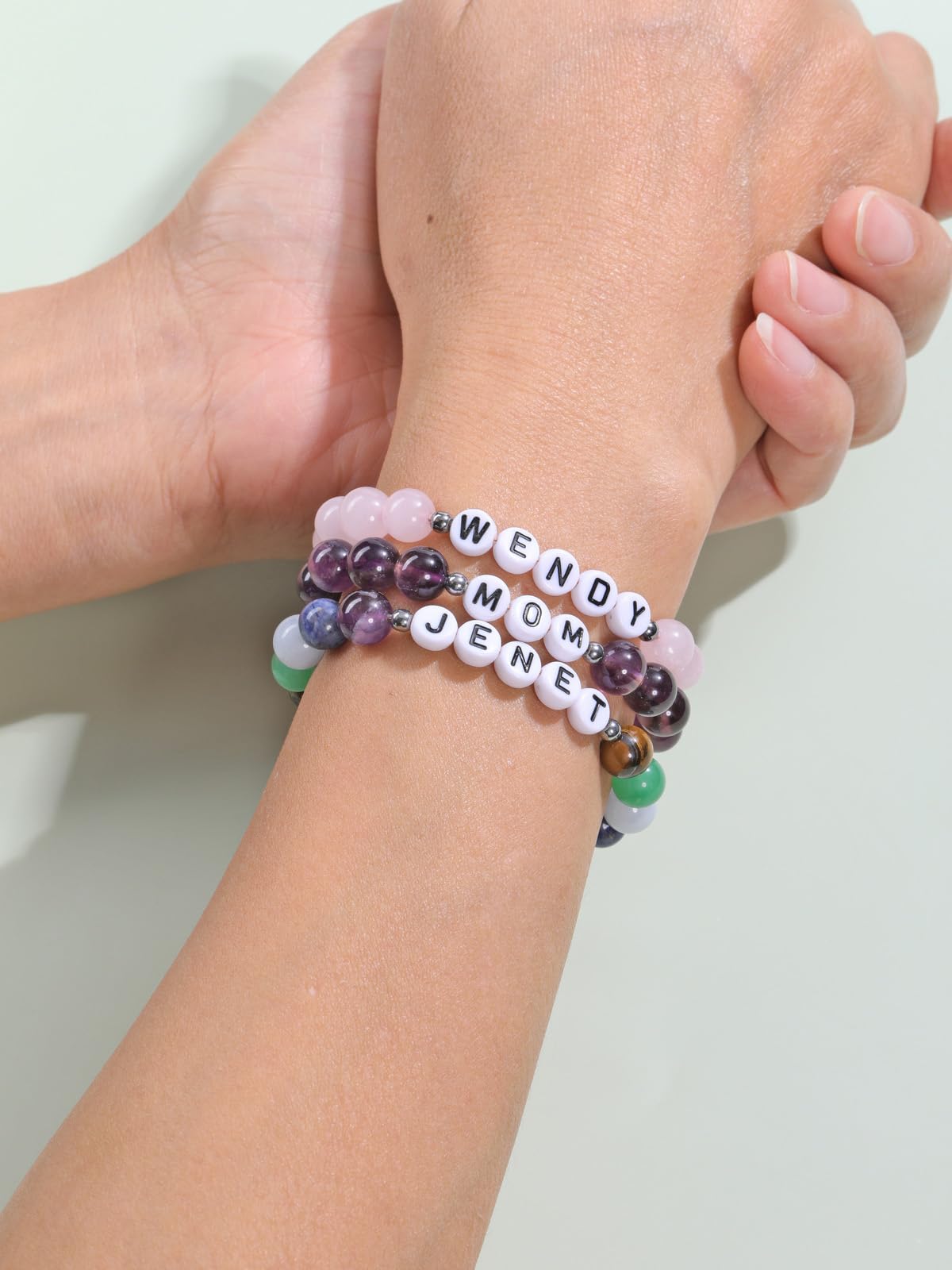 YDYDTTKD Personalisierte Armbänder für Damen und Herren, individuell gravierter Anfangsbuchstabe, Name, Perlenarmband, Geburtstagsgeschenke für Mama, Papa, Freund, Valentinstag, Jahrestag,