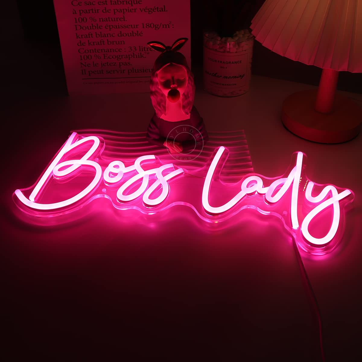 SYLHOME Pink Boss LED-Neon-Lichtschild, USB-Schreibtisch-Teller, cooles Mädchen, Damen, Schlafzimmer, Wohnzimmer, Büro, Zuhause, Wanddekoration, Schild, Party, Muttertag, 40.1x15.2 cm, 5 V