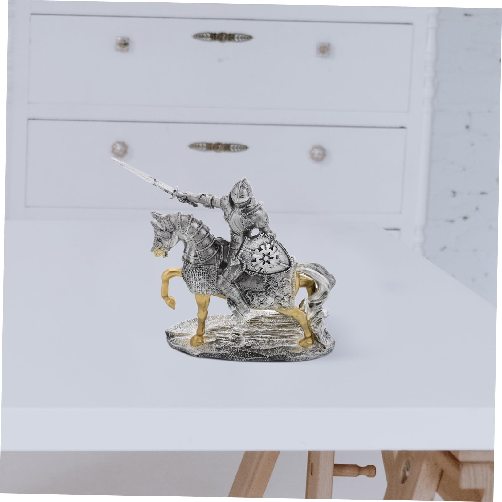 Toddmomy Miniaturowa Rycerza z Epoki Średniowiecza Elegancka Dekoracja Retro Figurka Do Domu i Biura Trwały Element Wykonany z Żywicy