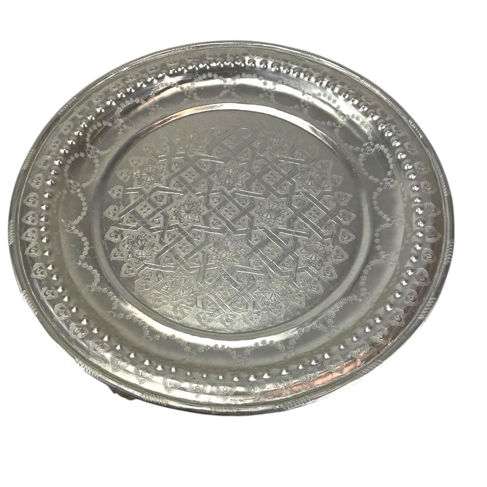 Tavolino Marocchino con Vassoio in Alluminio Cesellato, Base in Noce Massello Richiudibile, 42 cm x h46 cm