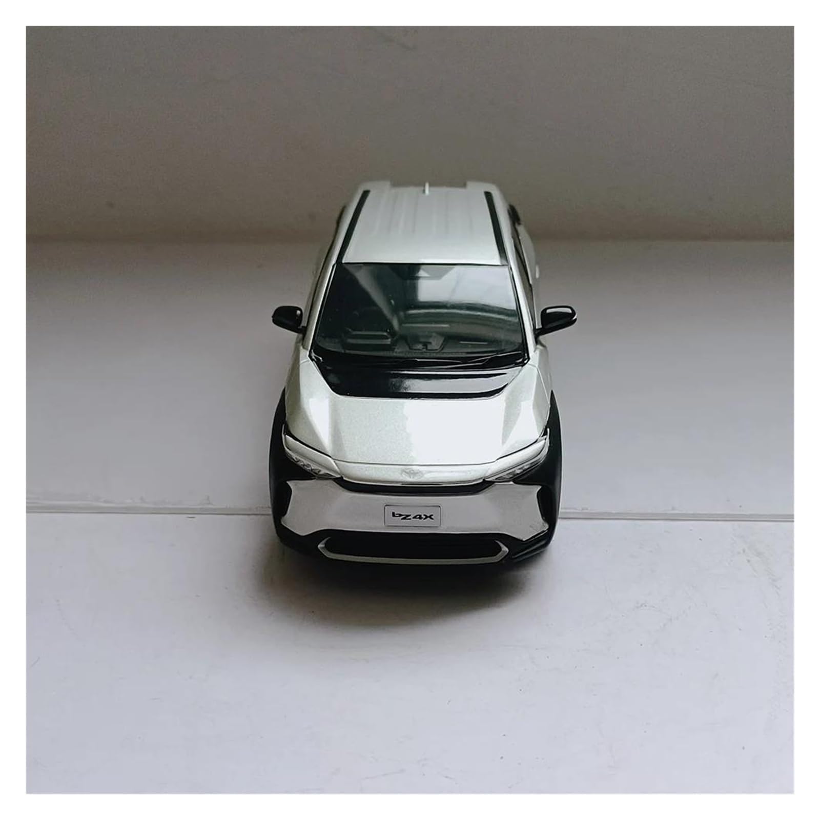 Metallo Scala Replica 1:30 Per Alloy Bz4x Pure Electric Suv Car Model Die-cast Static Home Decor Collection Hobby Veicoli Giochi Set