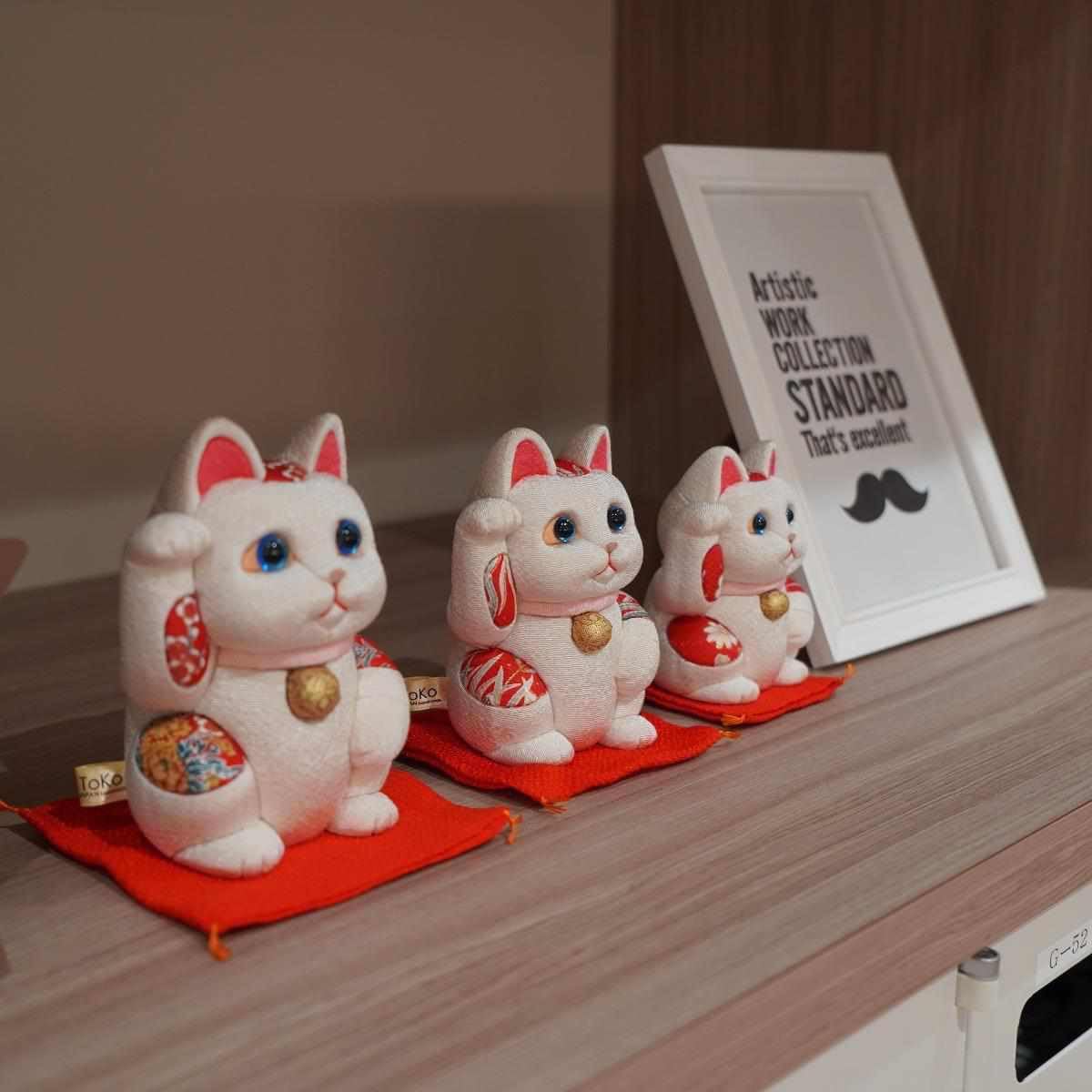 Amazon.co.jp: 招き猫 大 風水 白 伝統工芸士 柿沼東光 木目込み人形