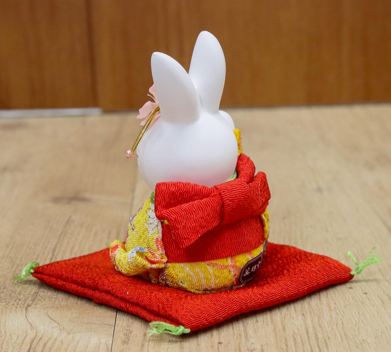 Amazon.co.jp: 薬師窯 うさぎの置物 錦彩 ちりめん花うさぎ(右手上げ