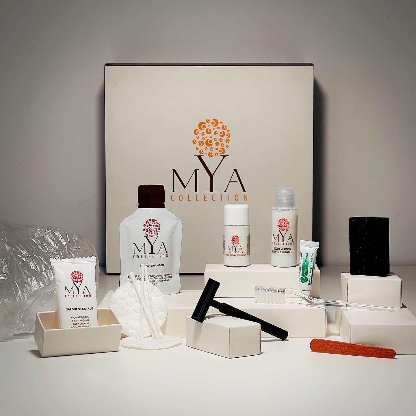 Vanity Kit set da Linea Cortesia Hotel, Conf. da 50 pezzi in flow pack,Contenuto del set: 1 limetta, 3 dischetti di cotone, bastoncini di carta, Mya Collection,B&B, agriturismo