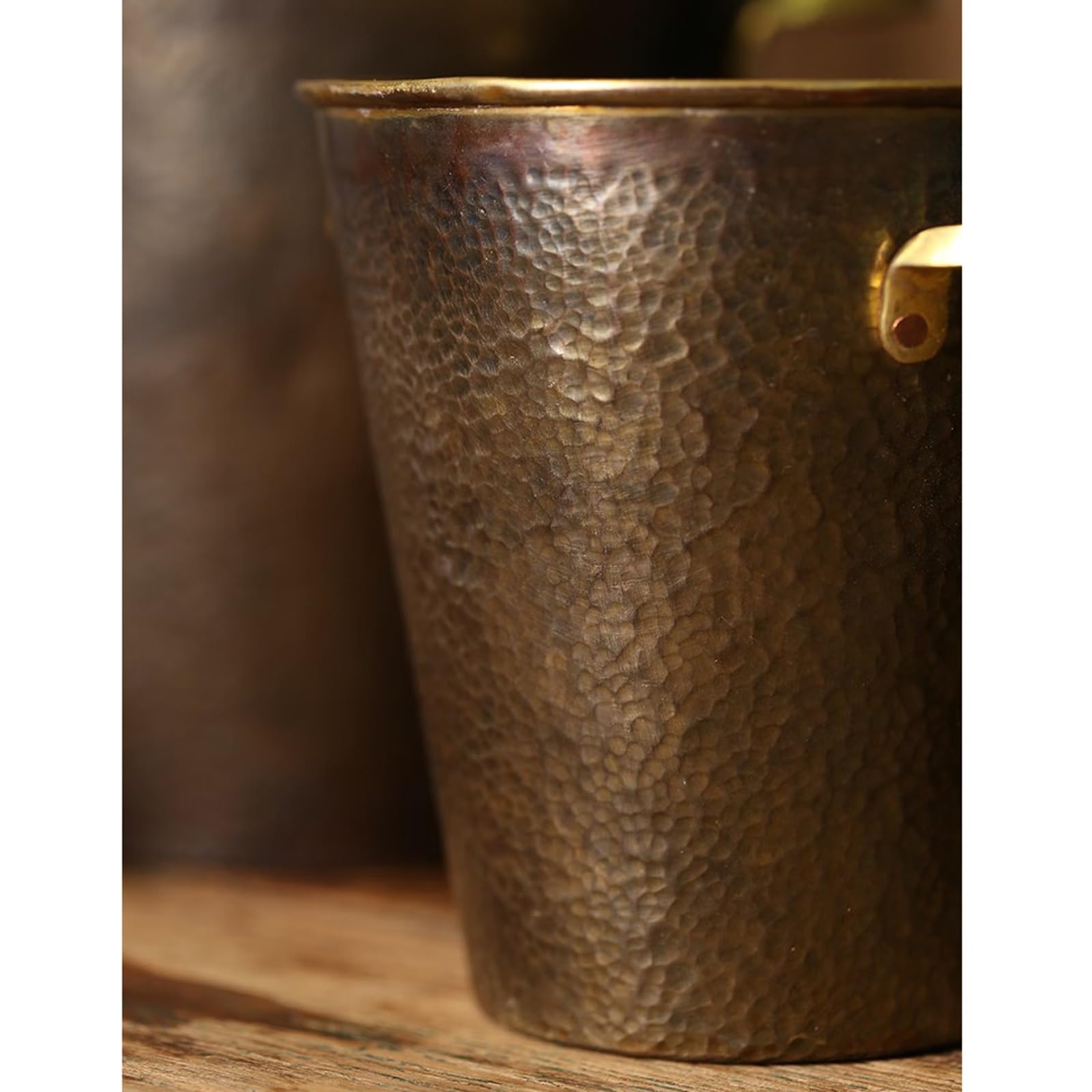 Seau à Boissons Seau à Glace isolé en Laiton martelé Fait à la Main Japonais avec poignées dorées Seaux à Glace en métal rétro Garde la Glace Froide et sèche, idéale pour Le Bar(Petit)
