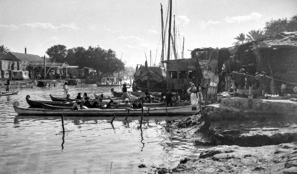Szklana negatywna fotografia pierwszej wojny światowej w Iraku (Mezopotamia) nad rzeką Amara Ashar Creek z łodziami i ładunkiem; Amara Irak plakat wydruk autorstwa Johna Shorta (21 x 12)