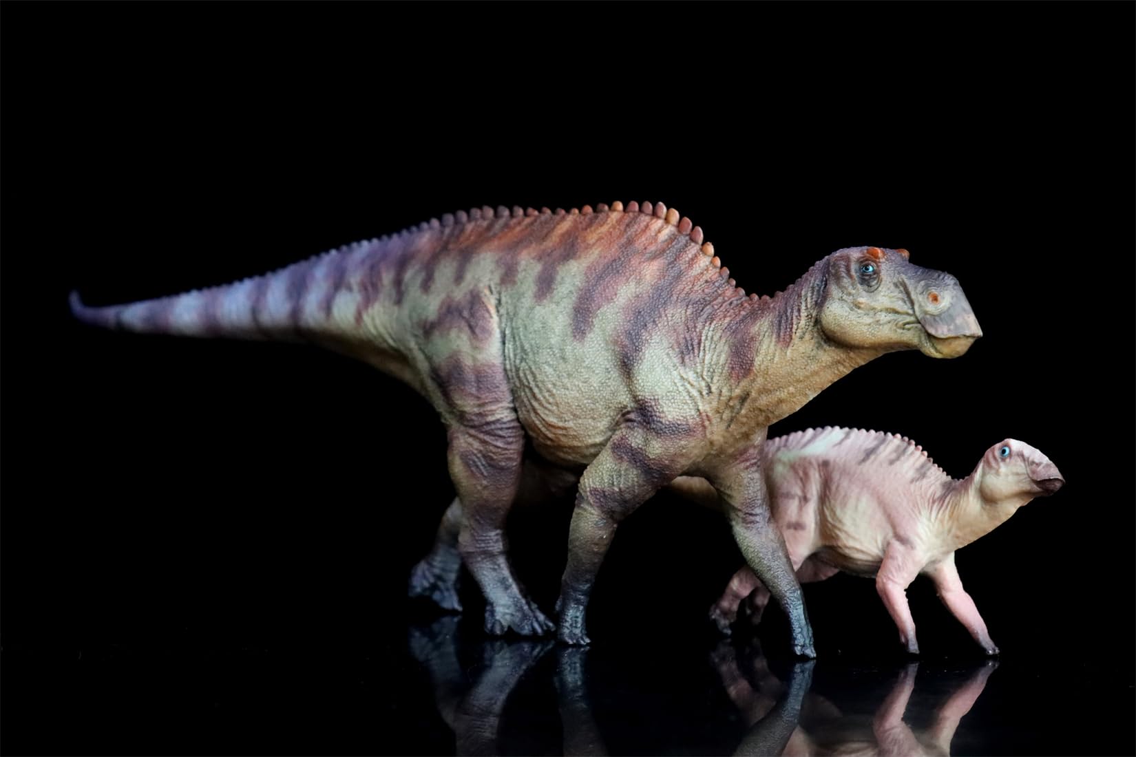 AMITD Figura de acción de dinosaurio de Maiasaura Mother and Son a escala 1:35 (rojo con caja)