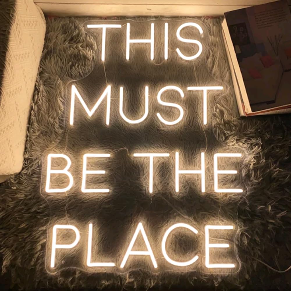 Neonowy znak 'This Must Be The Place', niestandardowe przyjęcie weselne LED neonowe światło sypialnia dom dekoracja ścienna sklep bar dekoracja spersonalizowany prezent rozmiar: 52 x 40 cm