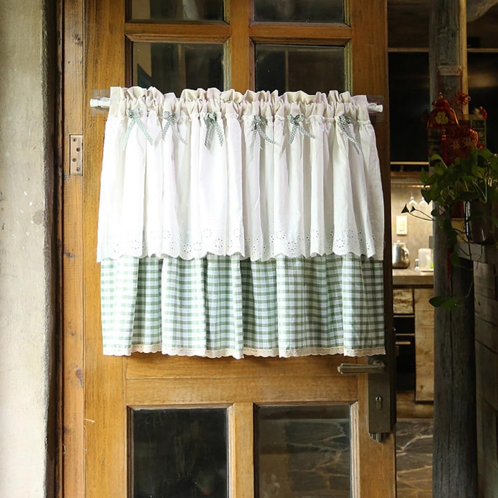 Cortinas cortas de lino que eliminan reflejos molestos en ventanas de cocinas