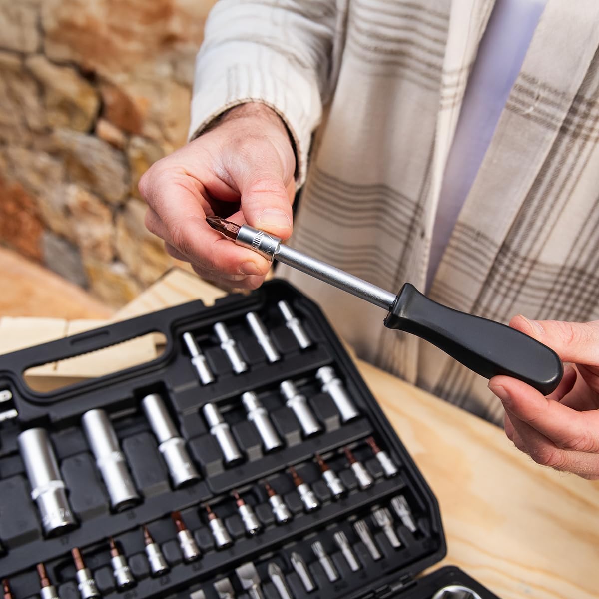 Cecotec Valigetta Porta Attrezzi 108 Pezzi ToolBox KRK 4200. 2 Cricchetti 72 Denti, Bussole CR-V, Punte Acciaio S2, Bussole per Cerchi, 2 Fibbie Metalliche, Ottieni Sempre Risultati Molto Eccellenti