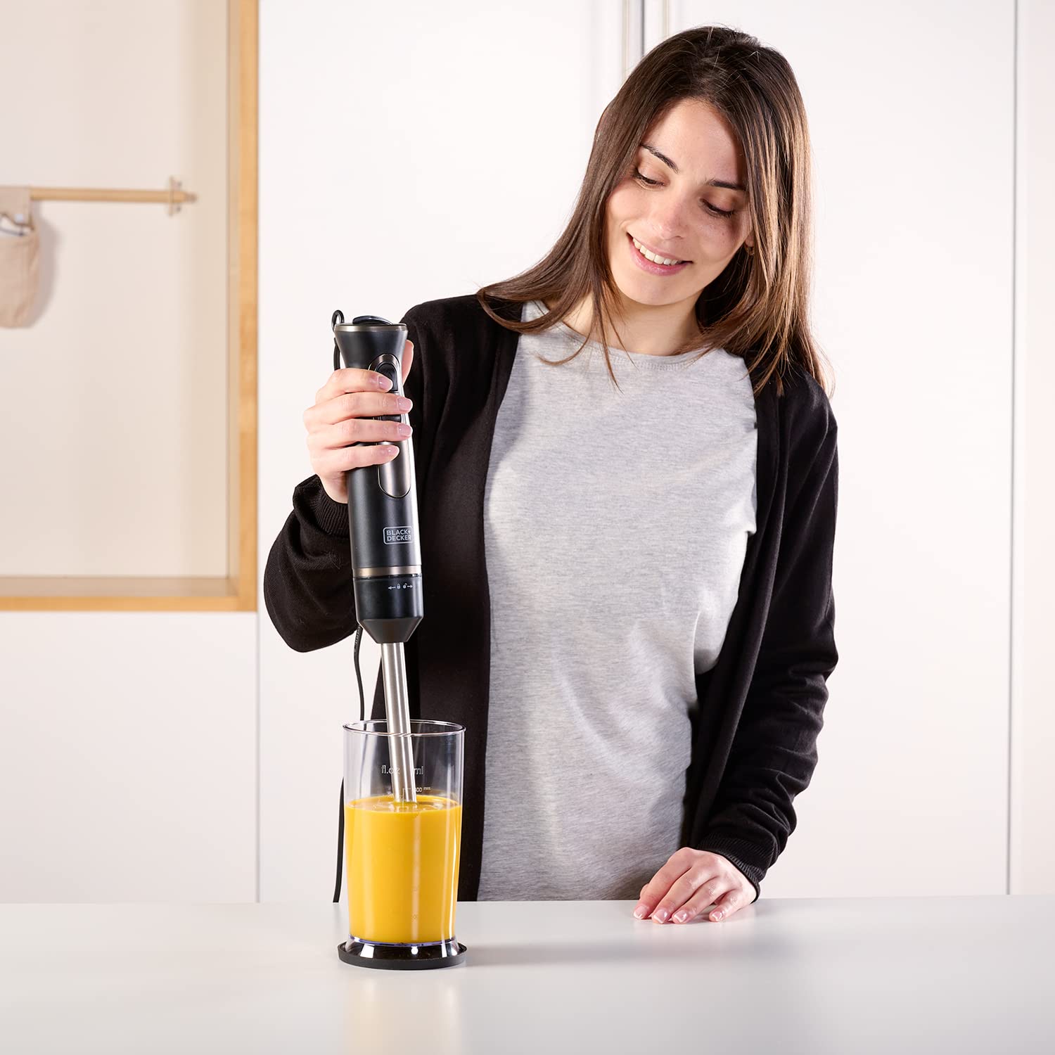 BLACK+DECKER - Batidora de mano | 800W de potencia | Accesorios | Vaso medidor 600ml | Vaso picador 500ml | Emulsionador| Cuchillas inoxidables | Varias velocidades | Ergonomica | Facil Montaje
