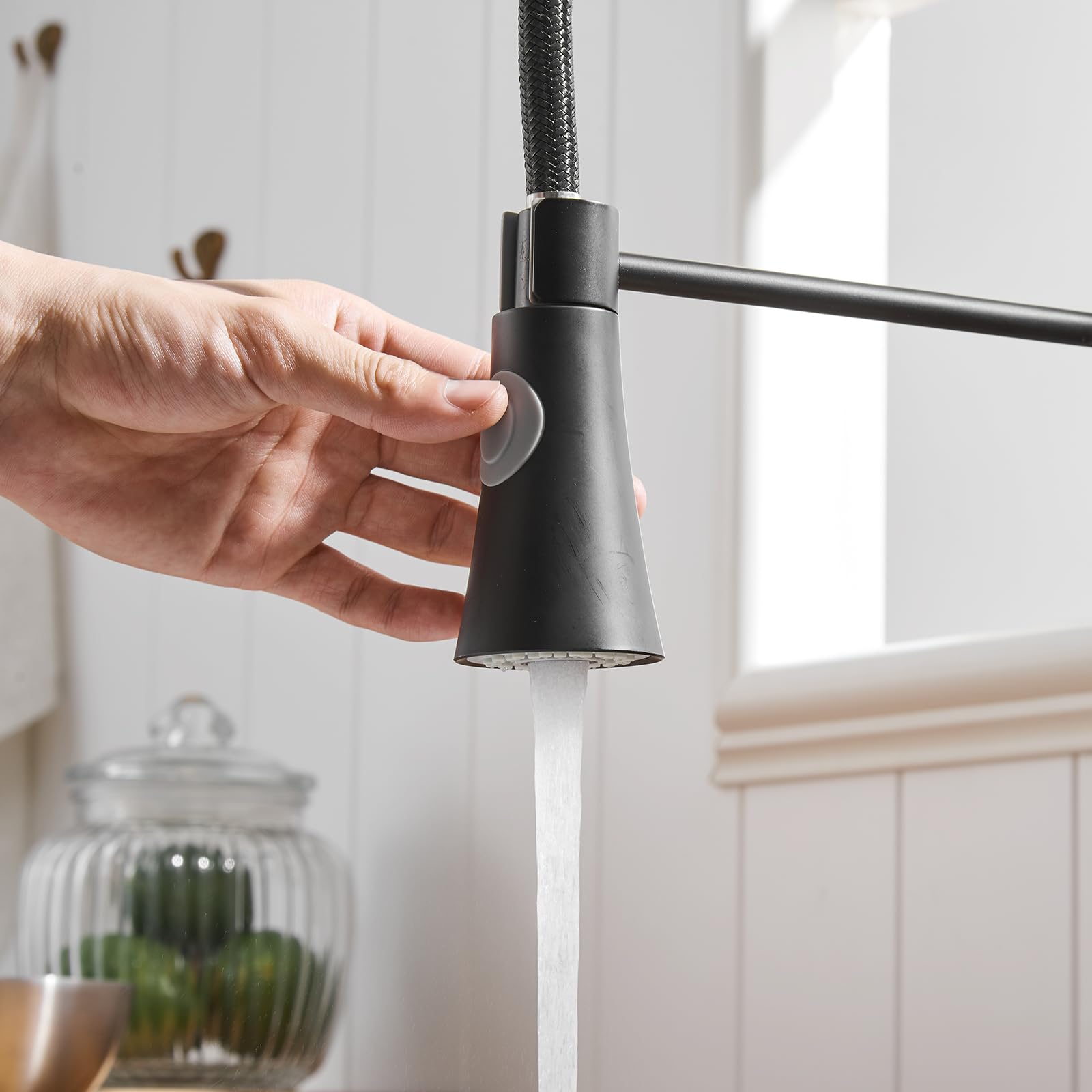 Robinet de cuisine noir pratique pour simplifier la vaisselle avec sa douchette