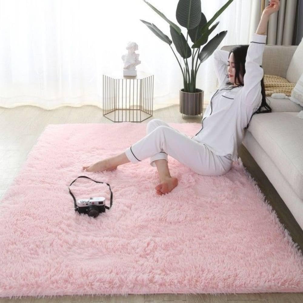 Tapis de salon en peluche rose pour créer un coin cocooning dans la chambre