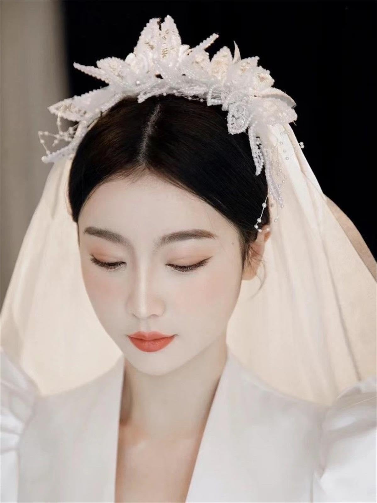Abito da Sposa Fatto a Mano in Pizzo con Corona Floreale