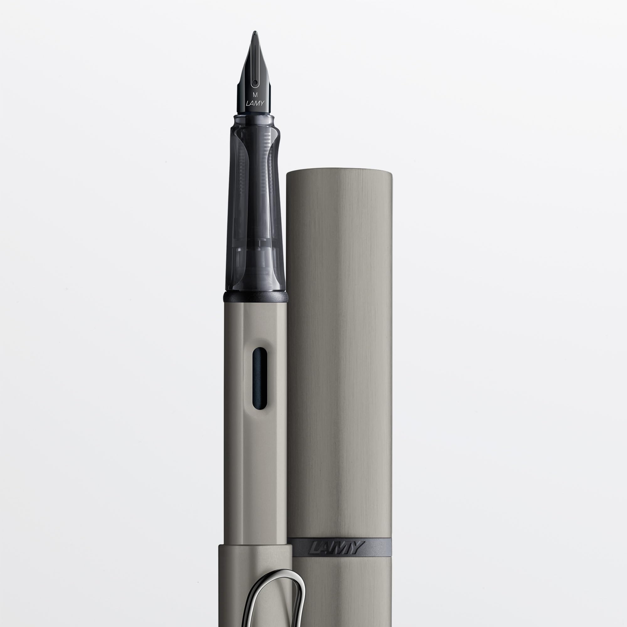 Lamy Stylo plume Lx en ruthénium - Plume revêtue de PVD et prise ergon. - Plume en acier de taille B - Corps léger en aluminium - Cartouche d'encre bleue T 10 et un étui métal - Pour droitiers