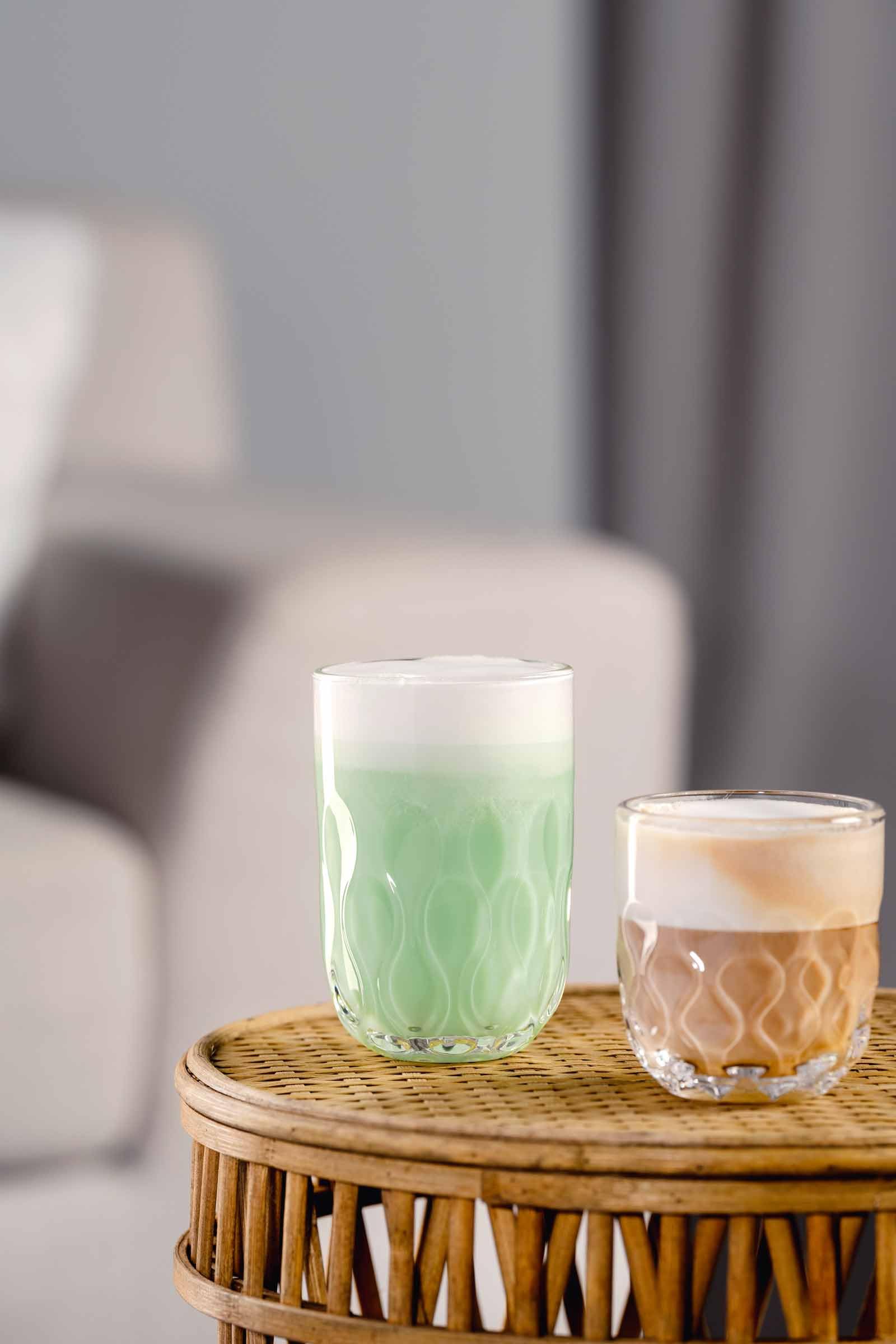 LEONARDO HOME GOCCE Latte Macchiato-Set 12-teilig, 220 ml, 6 Korkuntersetzer & 6 Latte Macchiato-Gläser für Siebträger, Spülmaschinengeeignet, Mit Tropfenstruktur, Transparent