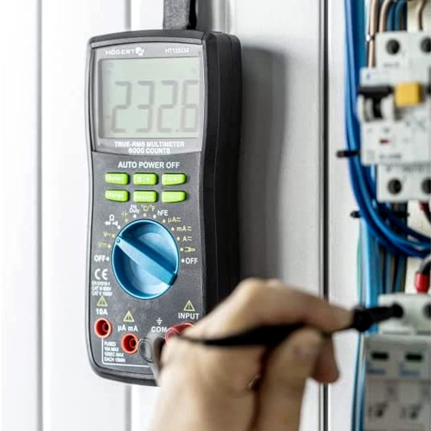 Högert Technik - Wielofunkcyjny cyfrowy miernik I multimetr do 600 V / 10 A I RMS I ekran LCD I gumowa powłoka I ergonomiczny i kompaktowy I łącznie z kablem pomiarowym I HT1E604