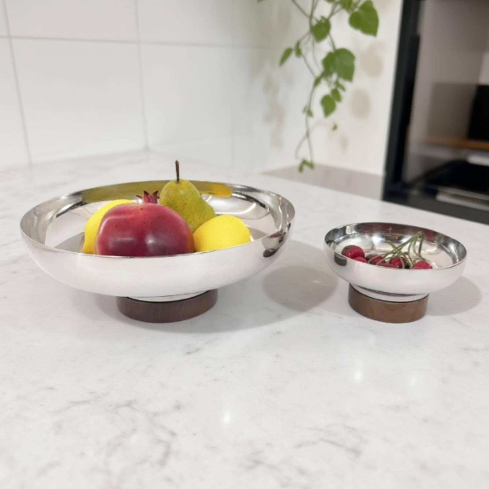 kowaku Alzata per Torte Vassoio Centrotavola Piatto Dolci Piatto Frutta in Acciaio Inox con Base in Legno Stile Essenziale Facile da Integrare Negli Arredi, Grande 25x9.5cm