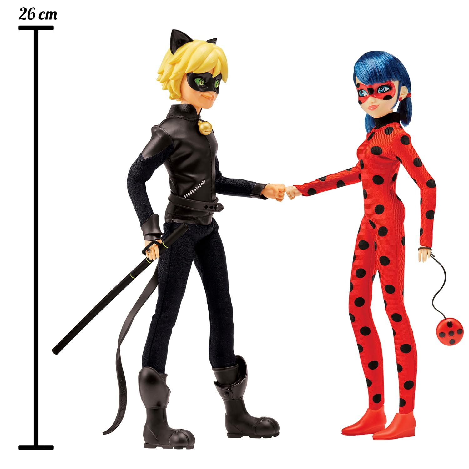 Bandai - Miraculous Ladybug - Set di 2 bambole manichino 26 cm - Ladybug e Chat Noir - Pacchetto Miraculous Bambole - Bambola Ladybug e Bambola Chat Noir - Giocattolo per bambini 4 anni e + - P50365