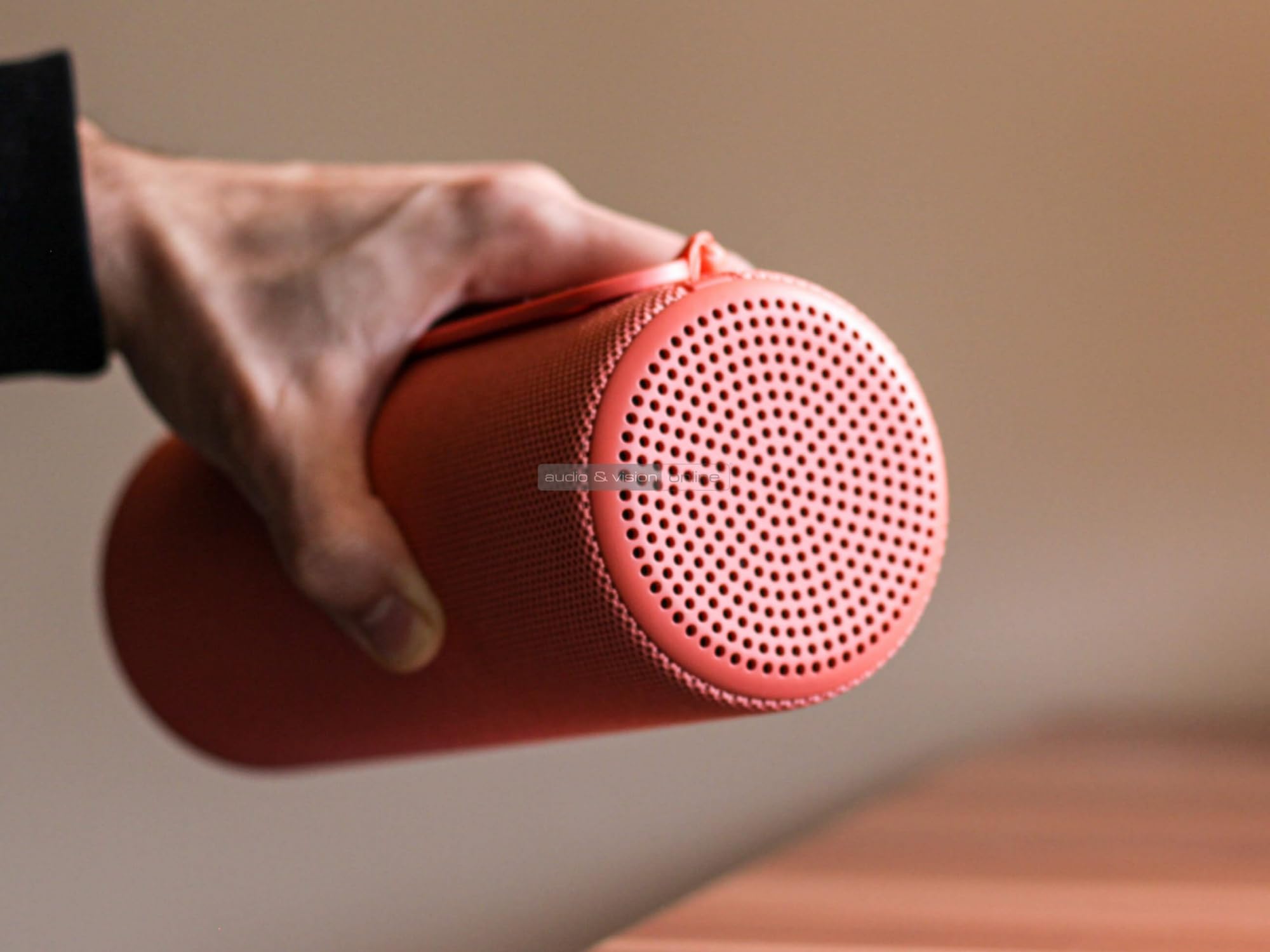 Loewe We. HEAR 1 Coral Red, altoparlante Bluetooth, 40W, resistente all'acqua, portatile, ricaricabile, batteria di 14 ore, per uso esterno e interno