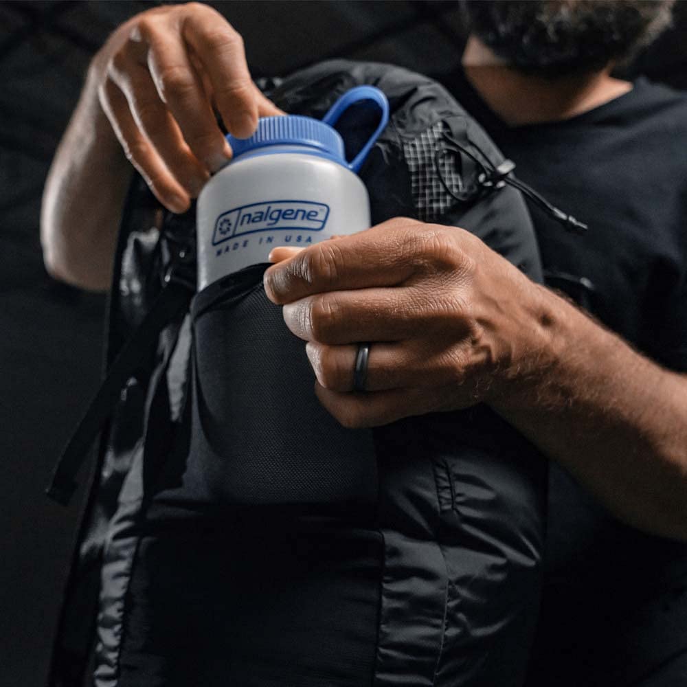 Matador Freerain22 - Ultraleichter & Wasserdichter Rucksack Faltbar; Wanderrucksack Trinksystem mit Materialschlaufen; Rolltop Rucksack Herren & Damen für Reisen, Wandern, Spazierengehen, Radfahren