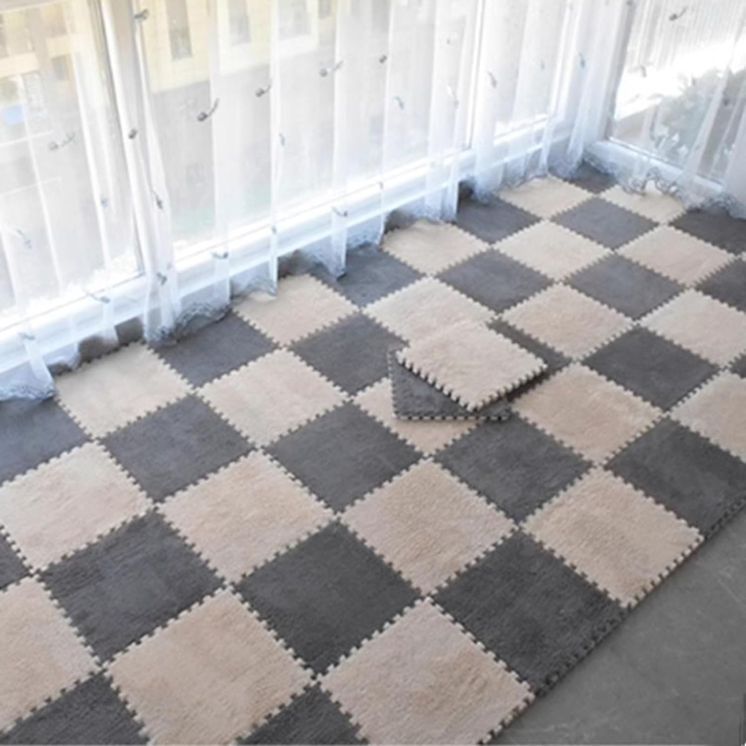 Plüsch-Puzzlematte, 18 Stück quadratische, ineinandergreifende Plüschschaum-Fußmatten, mehrfarbige Teppiche for die Inneneinrichtung(Gray+Light Brown)