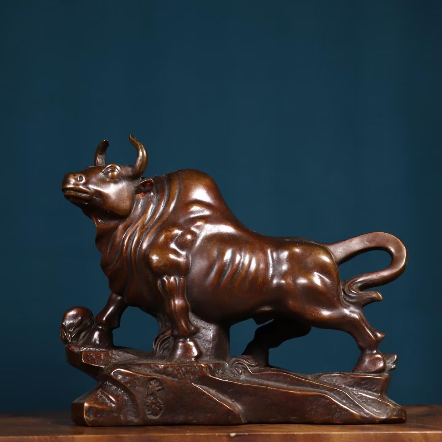 Dytartzx Stock Market Bull Bronze Bull Statue Head held high Home Office feng Shui Wealth Cattle