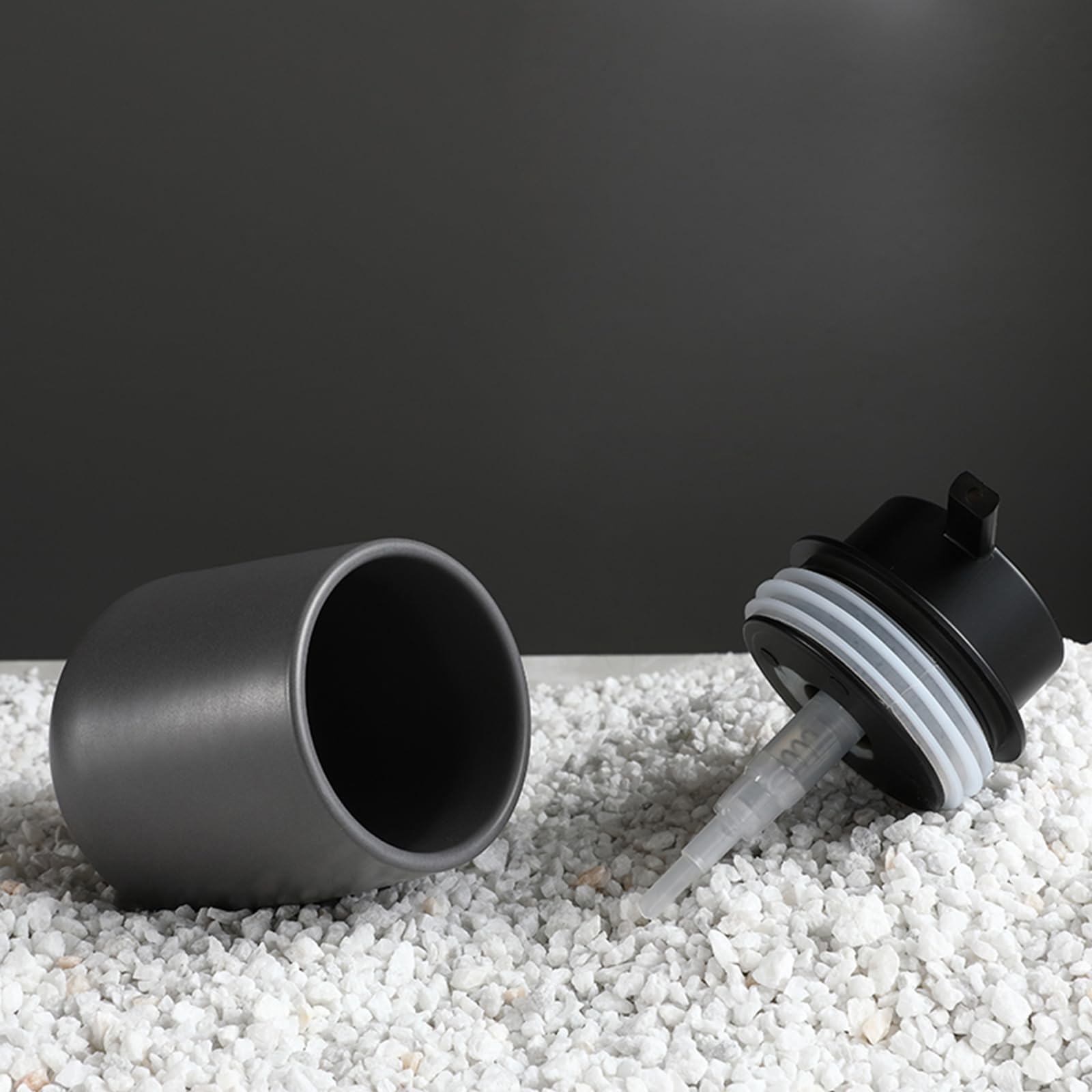 INGOFIN Badezimmer Zubehör Set Keramik Badezimmer Zubehör für Haus und Hotel inklusive Seifenspender, Zahnputzbecher und Seifenschale, 4er Set, Grau