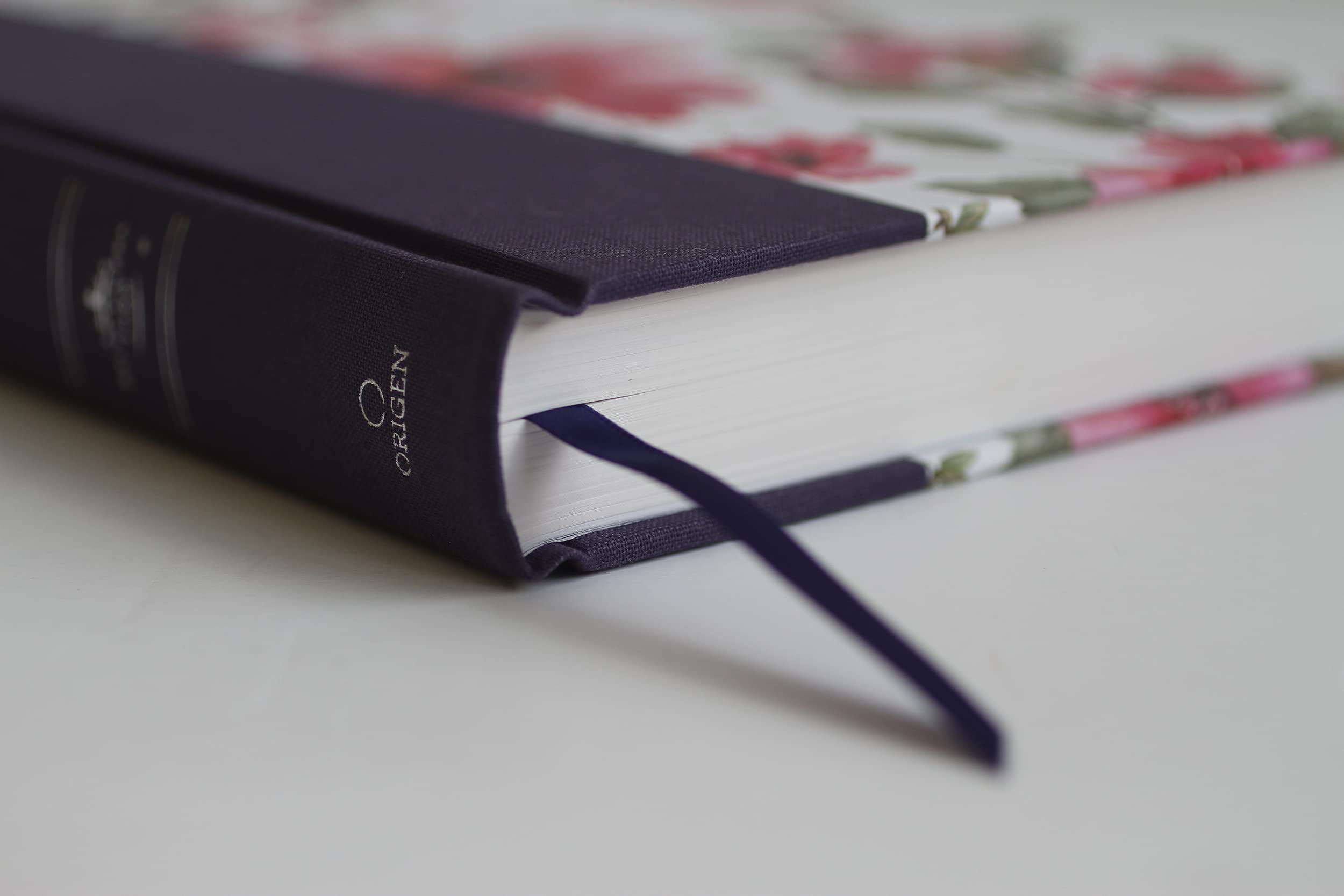 Biblia RVR 1960 letra grande. Tapa dura tela azul púrpura con flores tamaño manu al / Bible RVR 1960 Handy Size Hardcover Cloth with Purple Blue ... / Spanish Bible RVR 1960 Blue with Flowers