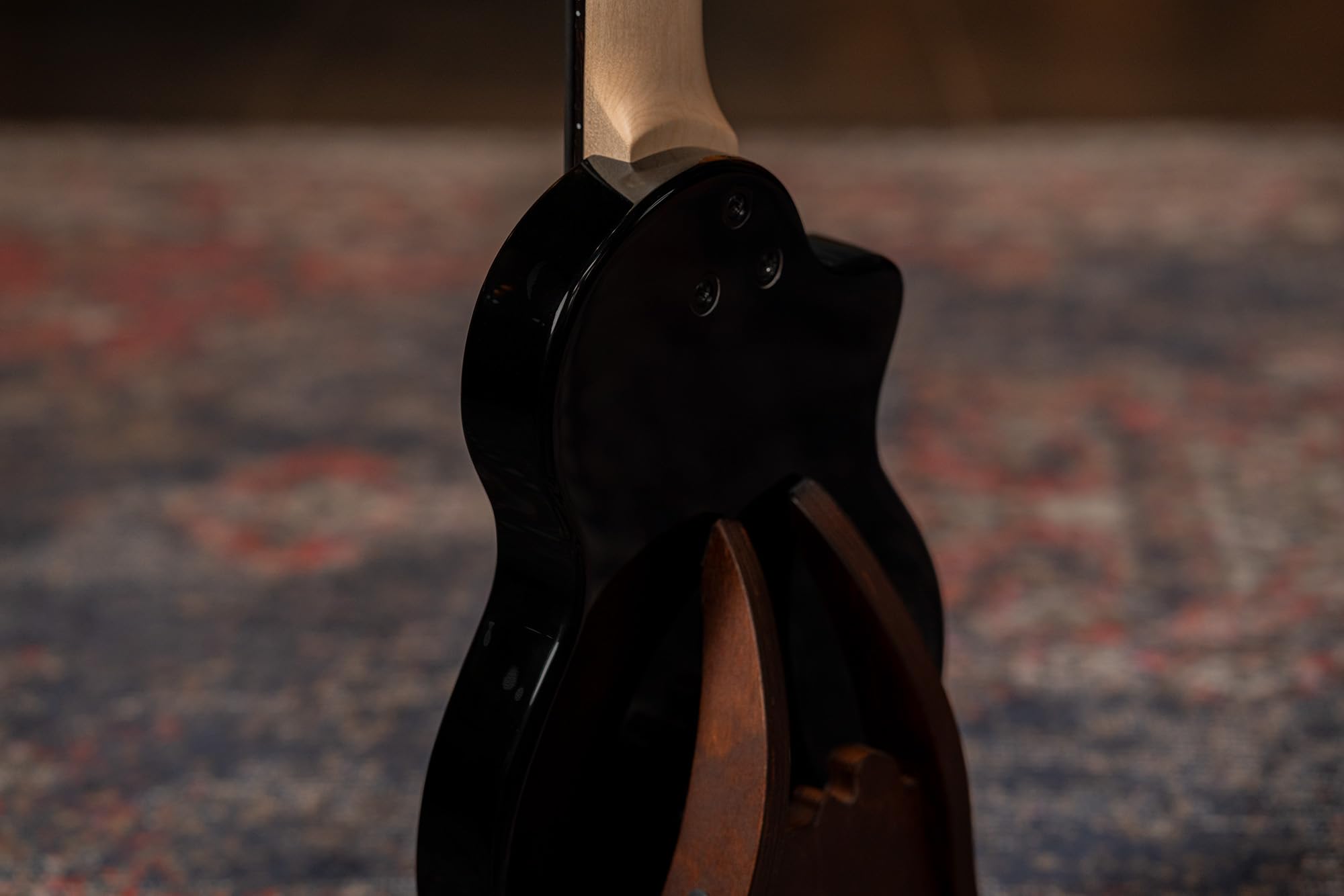 Ortega Guitars Basse Ukulélé Gaucher – Électro-Acoustique, Corps Plein – Neo Series – Housse Incluse – Érable Flammé/Okoumé, Noir/Gris (NEO-BS-TGB-L)