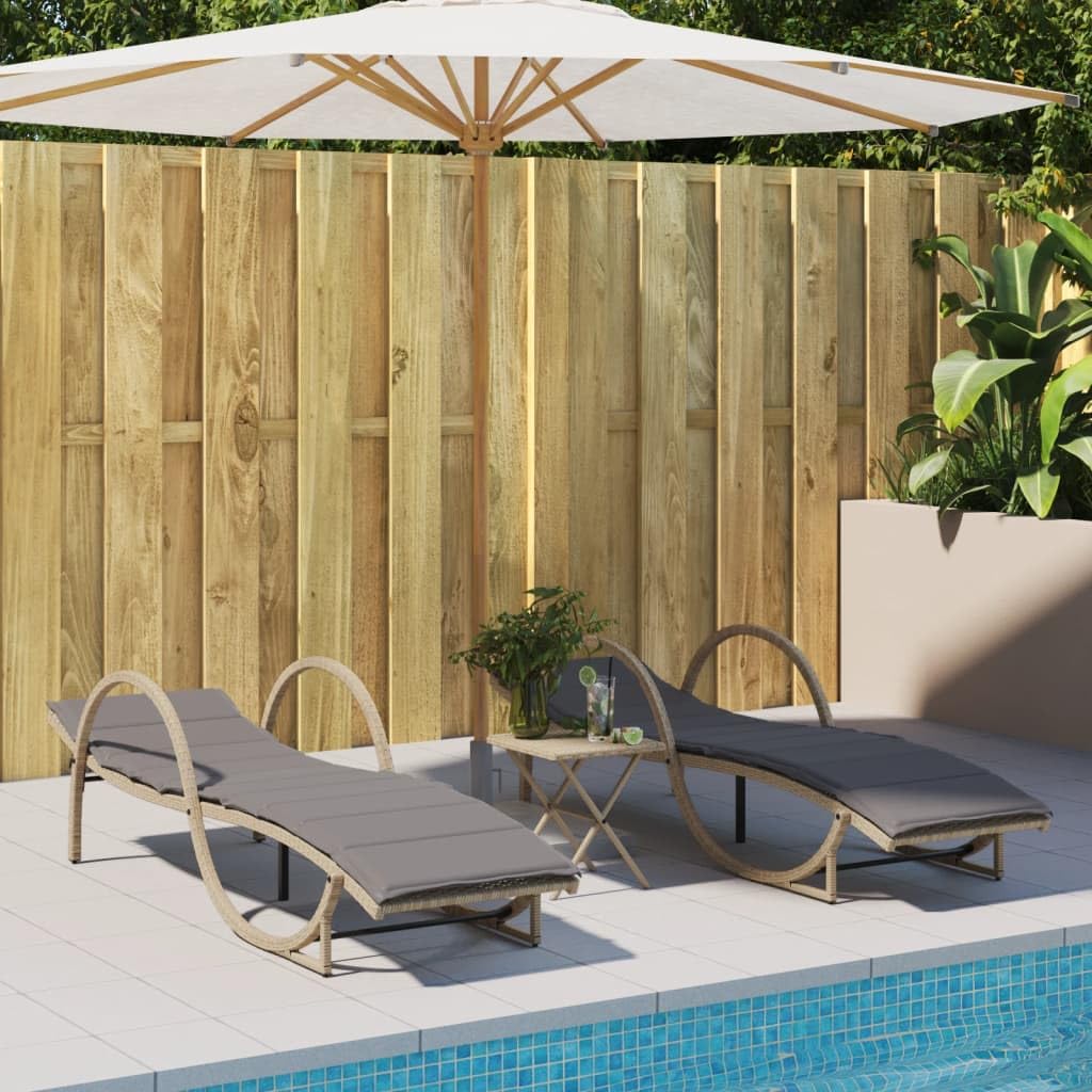 Juego de 2 tumbonas con mesa beige de poliratán | Cómodas tumbonas de jardín con respaldo ajustable en 3 posiciones, mesa auxiliar y cojines para terraza y piscina.