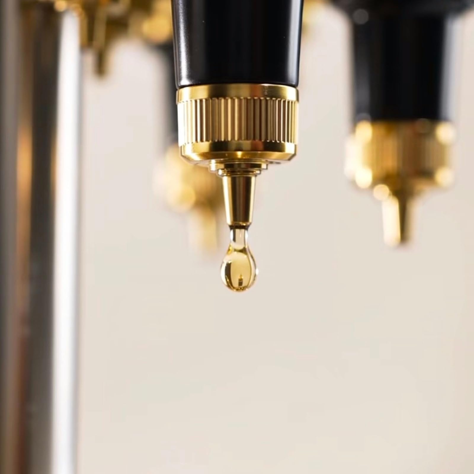 Stazione di Erogazione di Profumo Liquido, Riempitrice di Liquido da Tavolo per Profumo, con 6 Bottiglie (500 Ml), Teste della Pompa Regolabili, Pompa di Ricarica Manuale del Profumo, Rack per