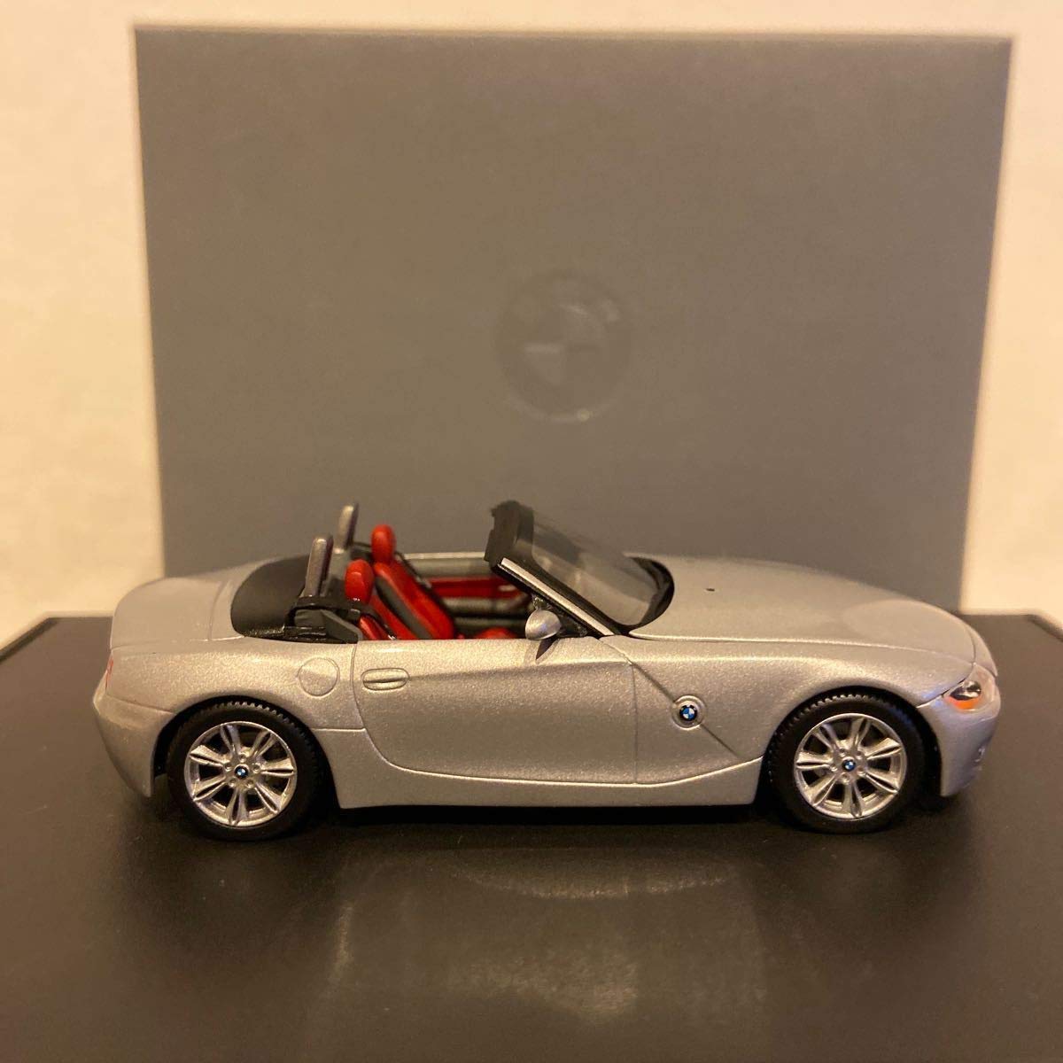 【美品】　BMW Z4 1/43モデル 展示用台座付　ディーラー正規品 美品】 BMW Z4 1/43モデル 展示用台座付 ディーラー正規品 Amazon |