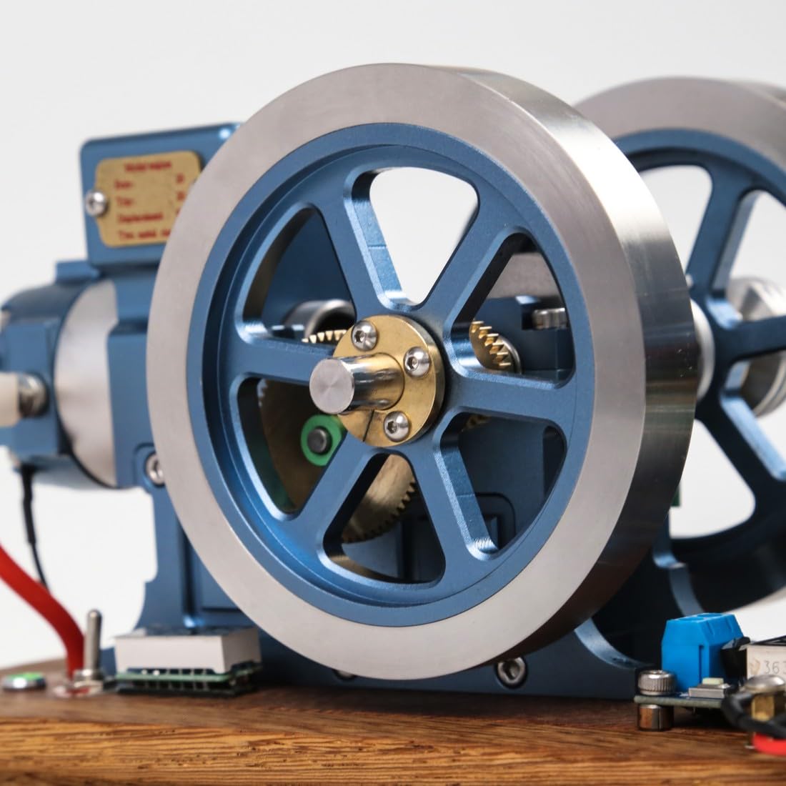 Modello di motore orizzontale a quattro tempi con raffreddamento ad acqua e generatore | Il controllo della velocità e la doppia uscita di corrente combinano la meccanica visibile con l'esecuzione del generatore.