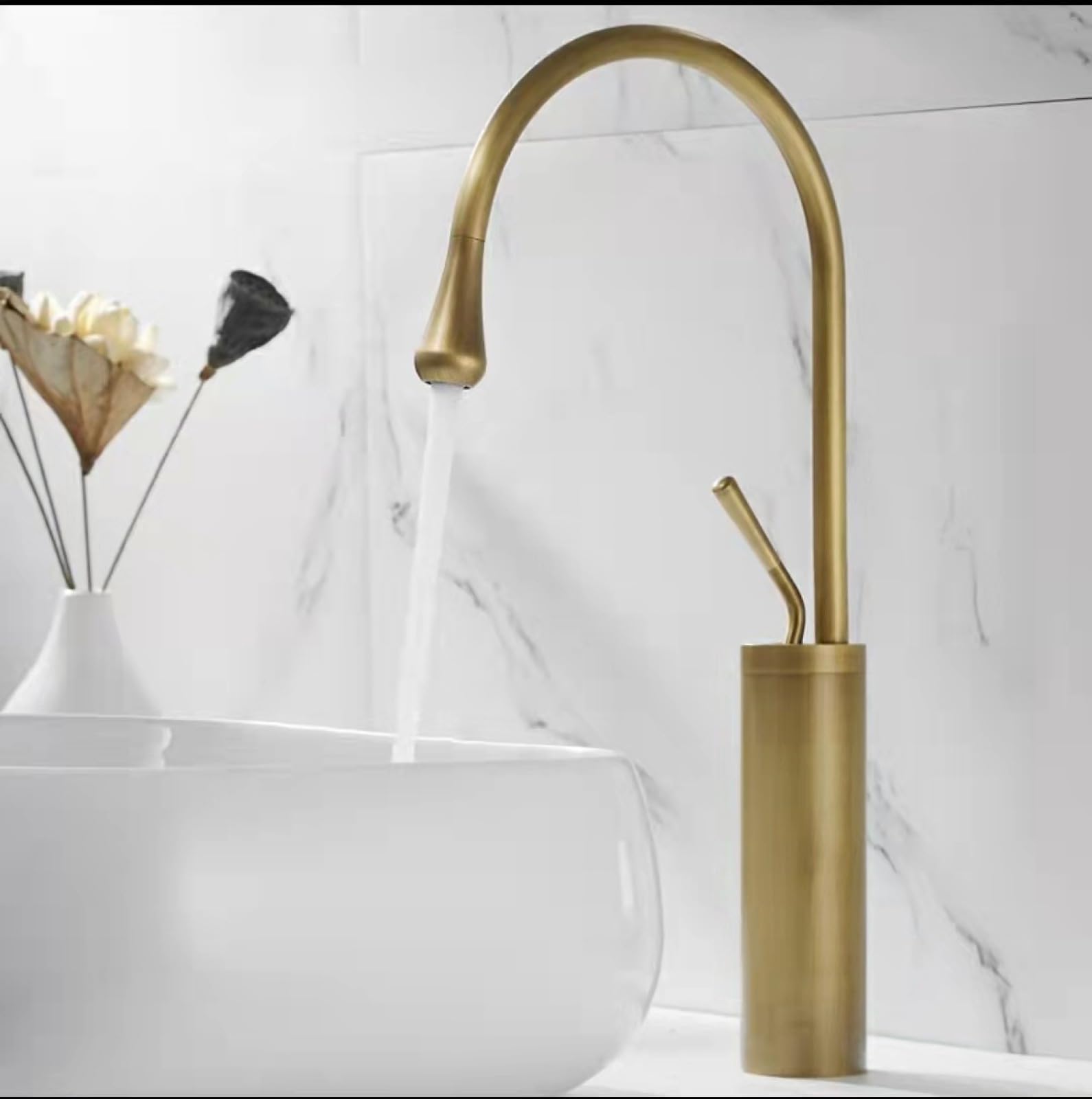 Grifo de agua fría y caliente de un solo orificio y grifo bajo encimera de lavabo lacado cromado con gotas blancas bajas