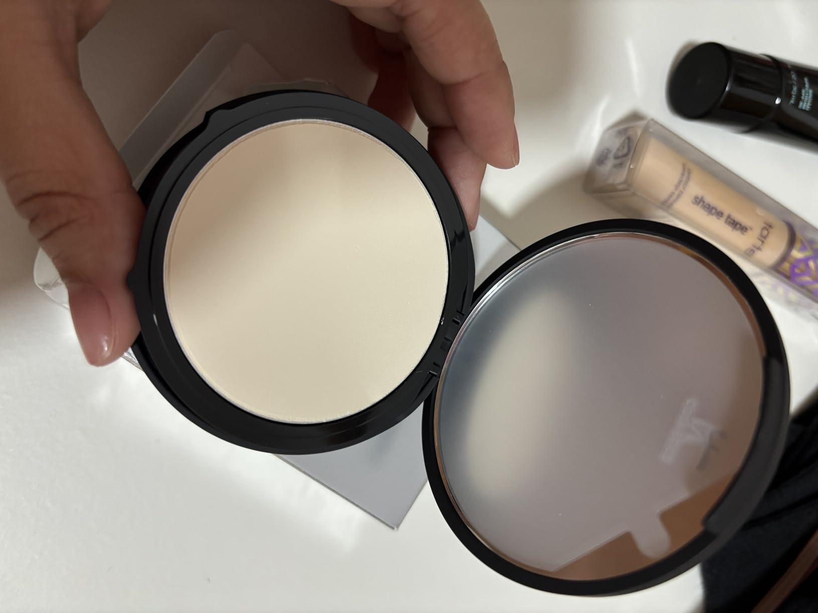 IT Cosmetics Bye Bye Pores Pressed Finishing Powder - Universal Shades - Contains Anti-Aging Peptides, Hydrolyzed Collagen & Antioxidants - 0.31 oz
