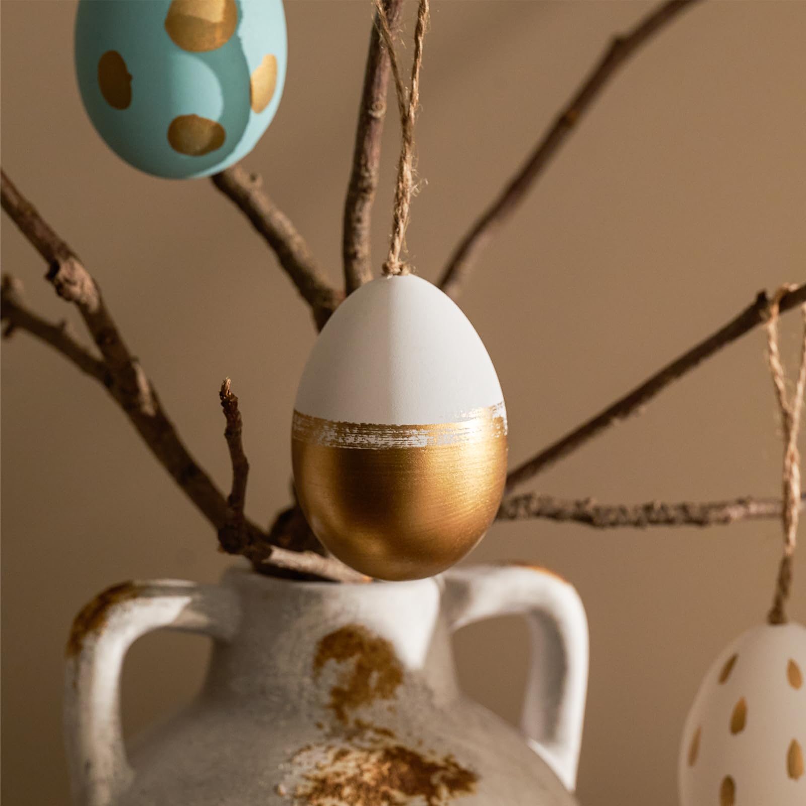 DN DECONATION Set di 12 ornamenti da appendere a forma di uovo di Pasqua, uova di plastica bianche e azzurre con puntini dorati e pennellate, decorazione per la casa fresca primaverile per tavolo da