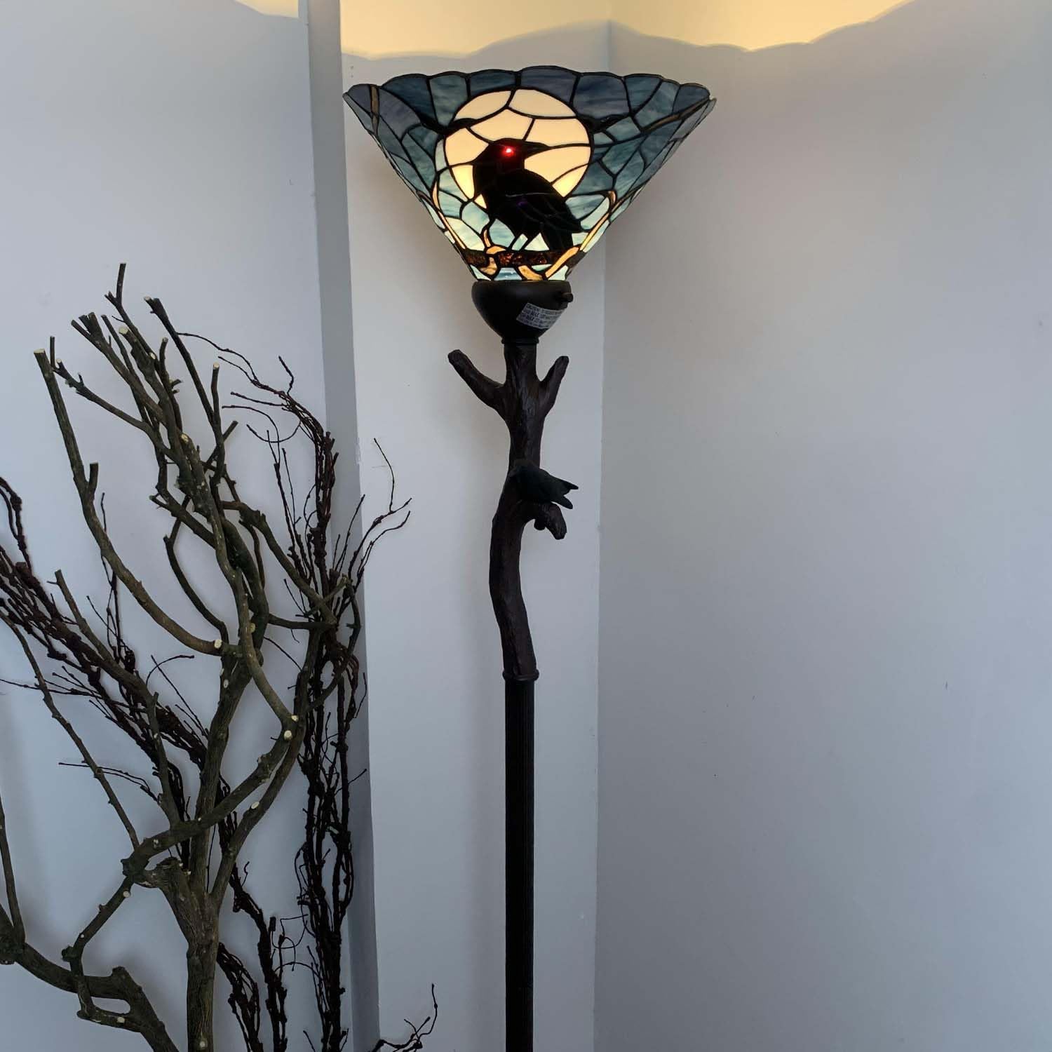 Bieye L30959 Lampadaire en vitrail de style Tiffany avec corbeau debout sur un tronc d'arbre et pleine lune au-dessus, pour décoration d'Halloween (Dark Blue)