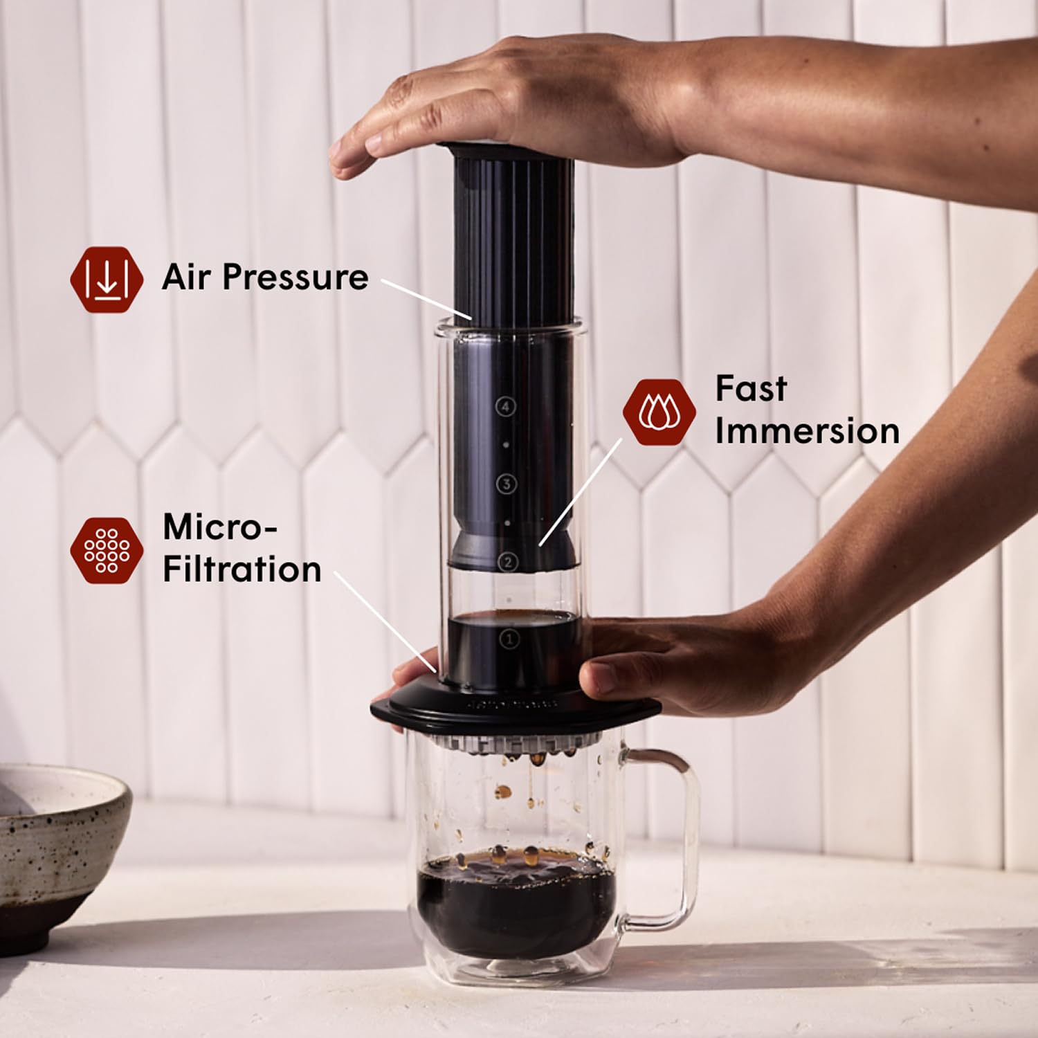 AeroPress Doppelwandige Kaffeetassen aus Borosilikatglas. Kristallklare Tassen mit Griffen, breiter Basis, extra dickem Glas – entwickelt für Standard Kaffeebereiter – 350 ml, 2er-Set