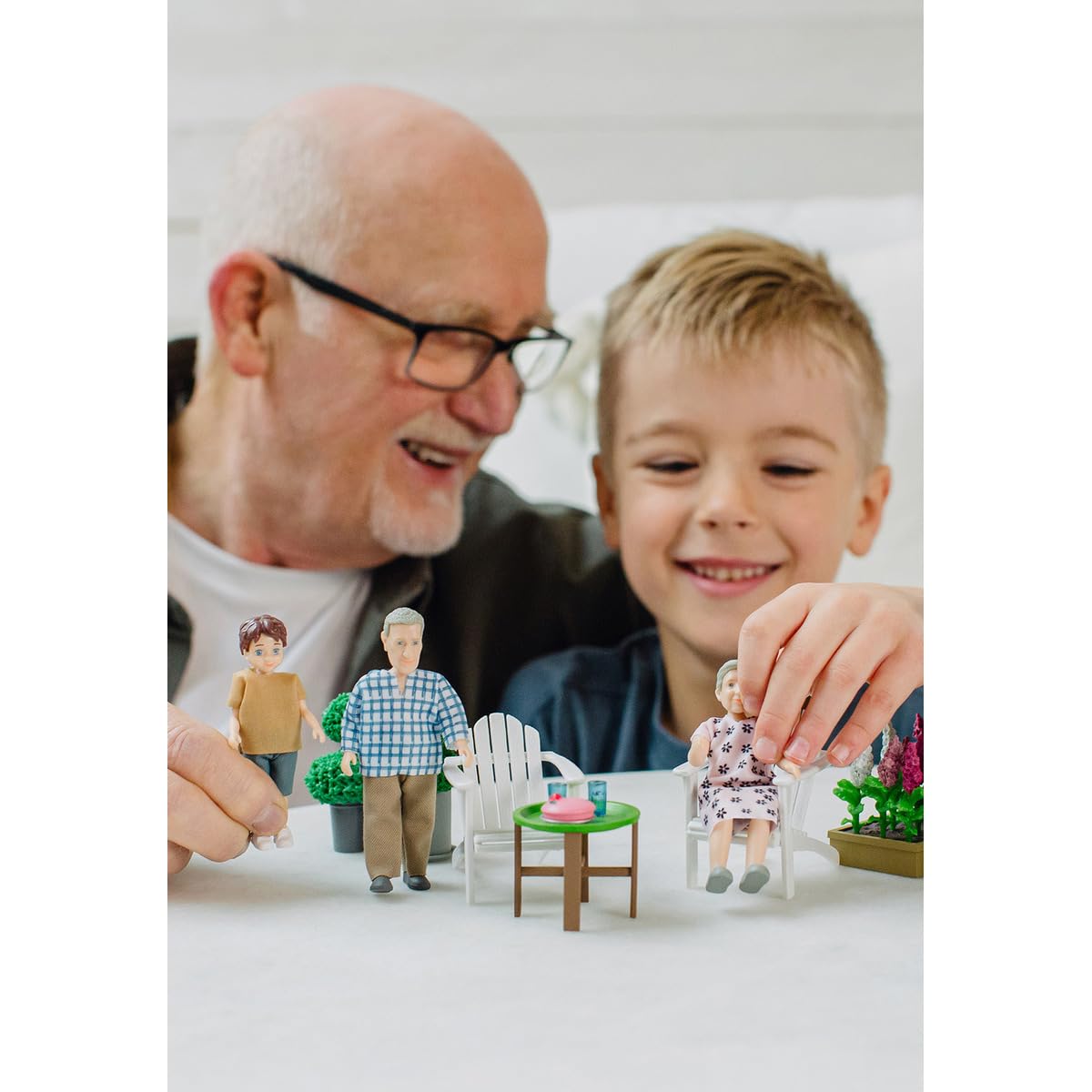 Lundby Set delle bambole – Charlie nonni, statuette per casa delle bambole – figure per la famiglia delle bambole – Accessori per casa delle bambole di alta qualità – 2 bambole a partire dai 3 anni